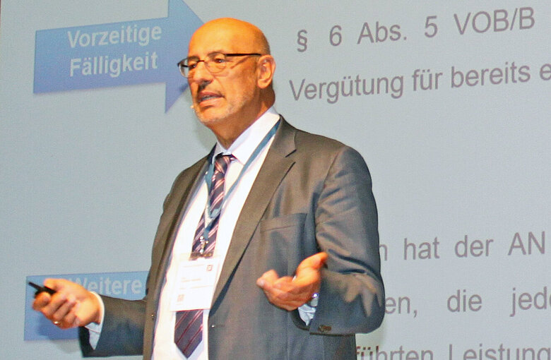 Photo of Prof. Christian Niemöller (SMNG) giving practical tips for dealing with "unavoidable events" at the Rosenheim Window &Facade Conference (Source: ift Rosenheim)