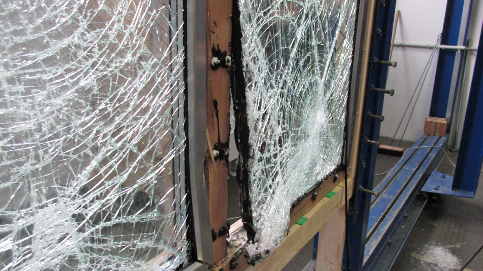Das Bild zeigt als Beispiel ein Holz-Aluminiumfenster mit voll ausgefülltem Glasfalzgrund; keine durchgangsfähige Öffnung als Resultat der Prüfung der Glasanbindung (Bild: ift Rosenheim)