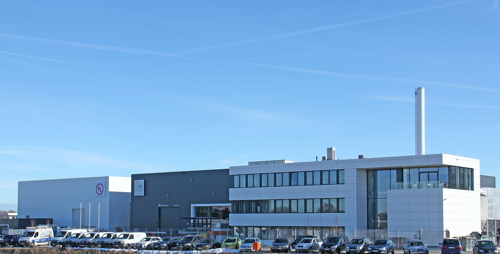 Das Bild zeigt ein Industriegebäude vor blauem Himmel. Es handelt sich um das ift-Technologiezentrum