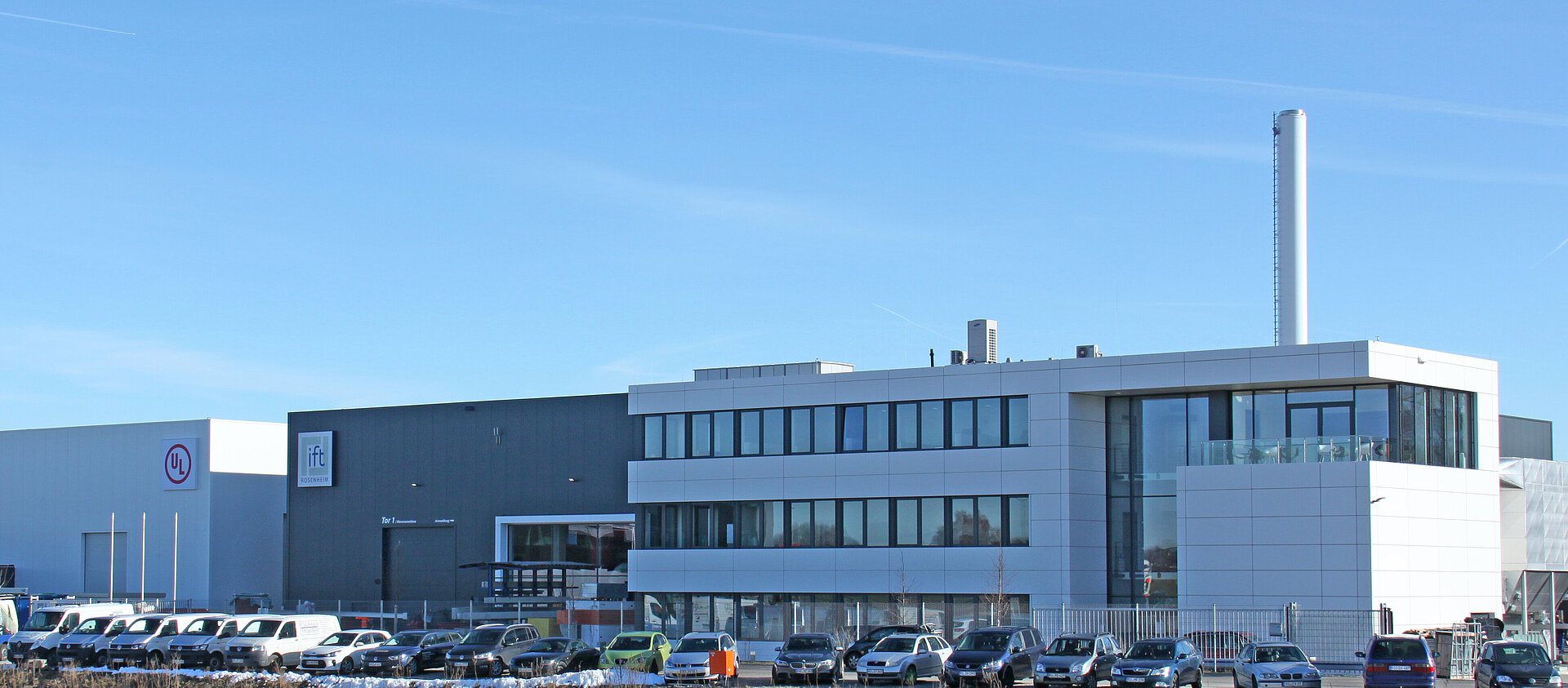 Das Bild zeigt ein Industriegebäude vor blauem Himmel. Es handelt sich um das ift-Technologiezentrum