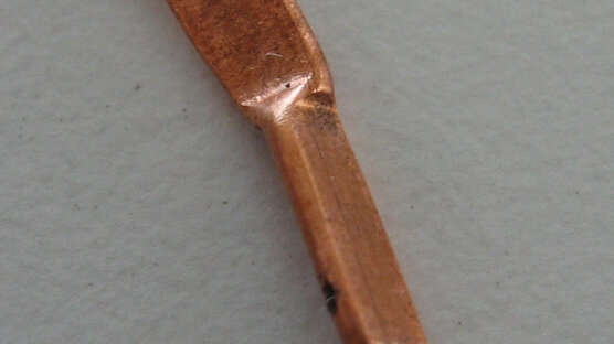 Einen Kupferkapillare, die durchs Verquetschen verschlossen wurde.