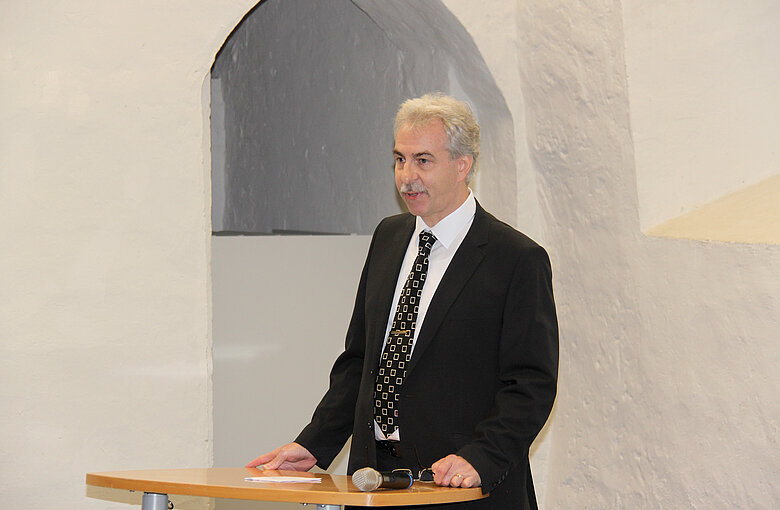 Foto des Standortleiters Rolf Schmitzler, der eine Rede hält
