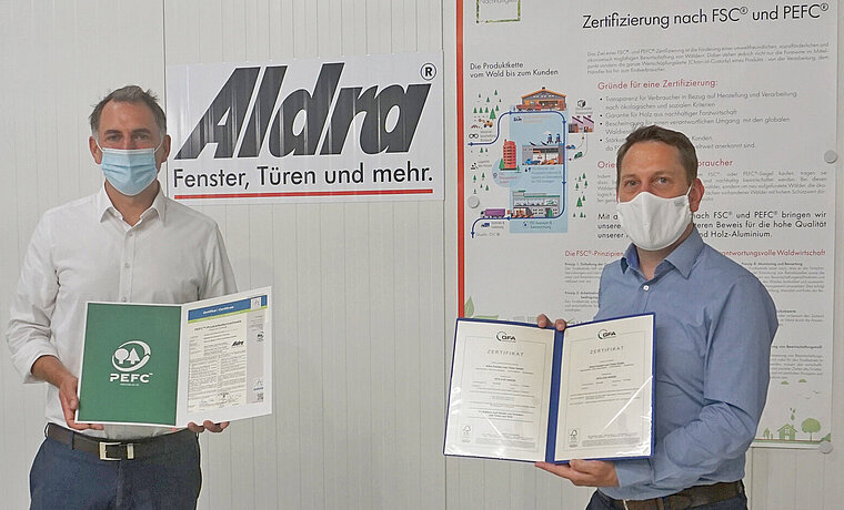 ift-Bereichsleiter übergibt Multisite-Zertifikate für FSC und PEFC an den Geschäftsführer von Aldra Fenster und Türen
