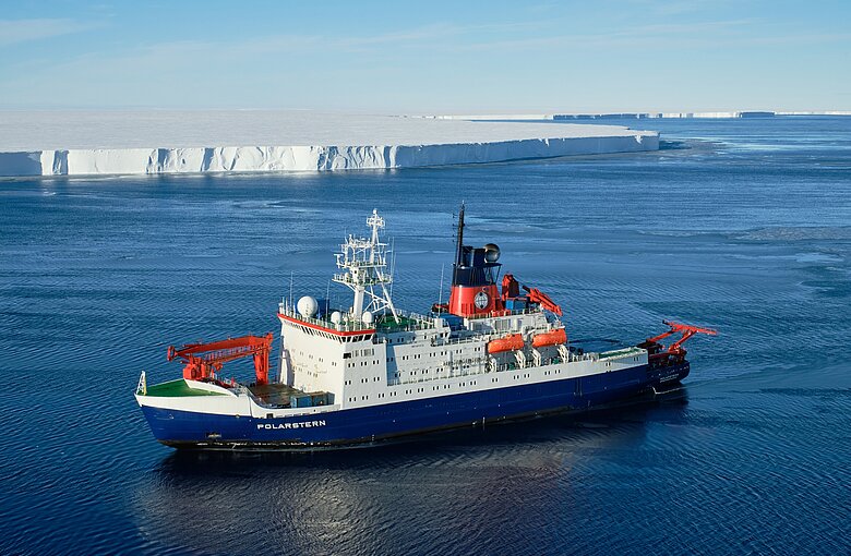 Ein Schiff in der Arktis.