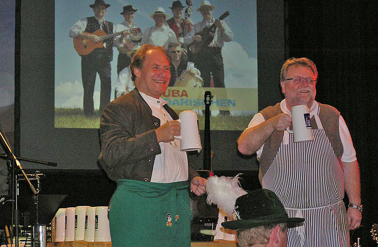 Herr Sieberath auf der Bühne mit einem Krug Bier in der Hand bei dem Bieranstich der Rosenheimer Fenstertage im Jahr 2010.