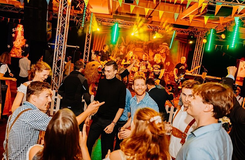 Das Foto zeigt die Teilnehmenden beim Tanz zu Pop- und Rockmusik am Festabend (Quelle: ift Rosenheim/Anton Zaharkov, Knipser Photography)