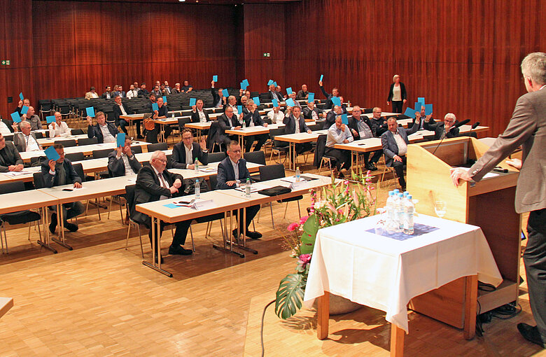 Das Foto zeigt einen Blick in den Saal bei der Vorstandswahl des Instituts für Fenstertechnik e.V. am 11. Oktober 2022 im KU’KO Rosenheim (Quelle: ift Rosenheim)
