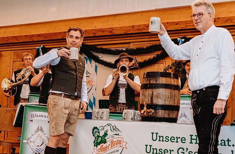The photo shows the beer tapping on the festive evening with Prof. Jörn P. Lass (Source: ift Rosenheim/Anton Zaharkov, Knipser Photography)