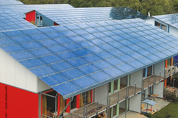 Hausdächer mit Photovoltaikanlagen 