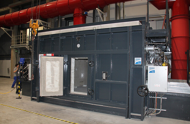 Test furnace with open door, for testing ceilings and roofs