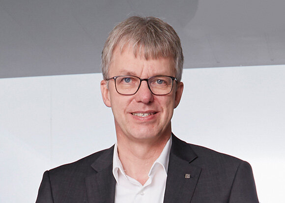 Portraitfoto von Institutsleiter Professor Jörn P. Lass
