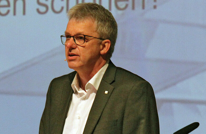 Photo of Prof. Jörn P. Lass (Institute Director ift Rosenheim). In his opening lecture at the Rosenheim Window Days, he explains the systematics, tasks and verifications for sustainable building products (source: ift Rosenheim).
