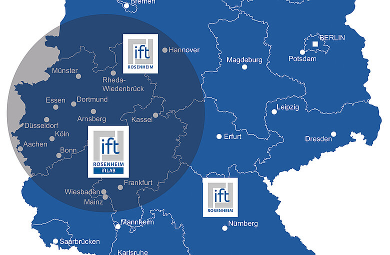 DAs Bild zeigt eine Blau eingefärbte Deutschlanfkarte auf der alle vier deutschen ift Standorte eingezeichnet sind