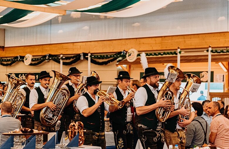 The Bavarian festive evening of the Rosenheim Window and Façade conference begins with the entry of a typical Bavarian music. (Source: ift Rosenheim/Anton Zaharkov, Knipser Photography)